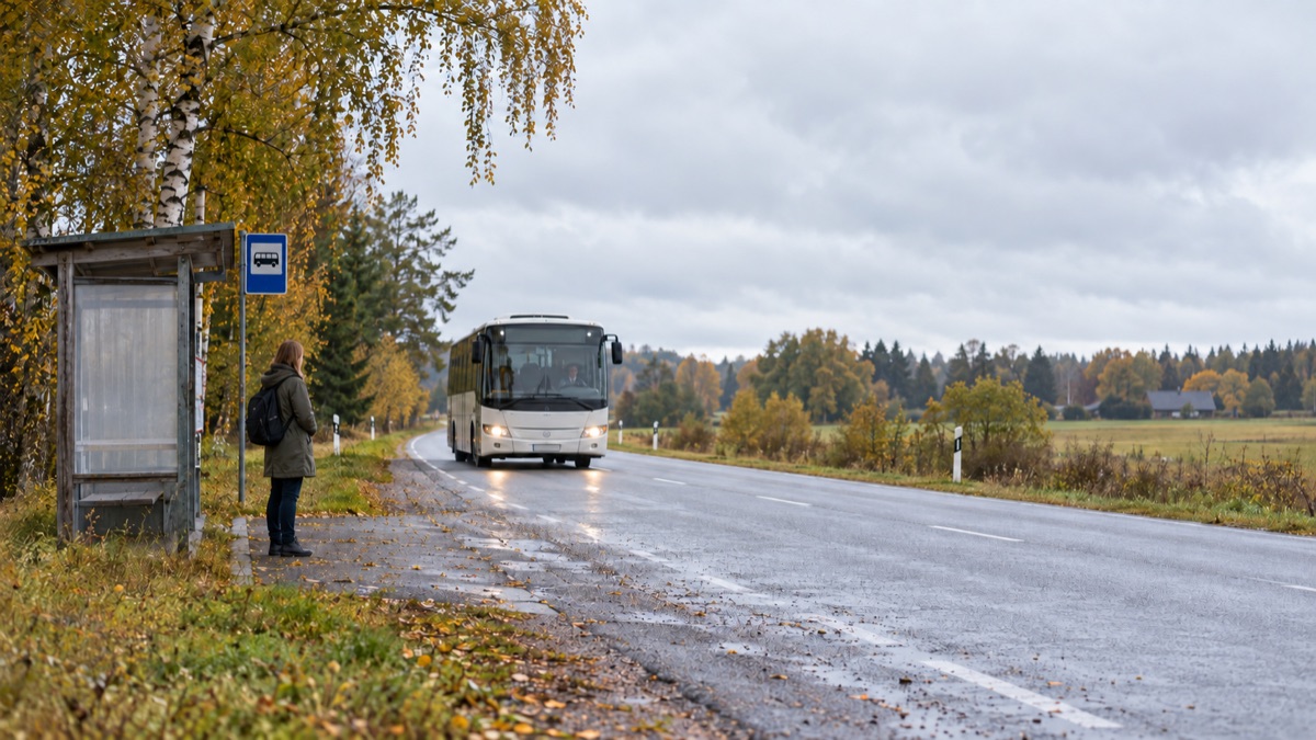 Maakonnaliini buss maapiirkonna bussipeatuses